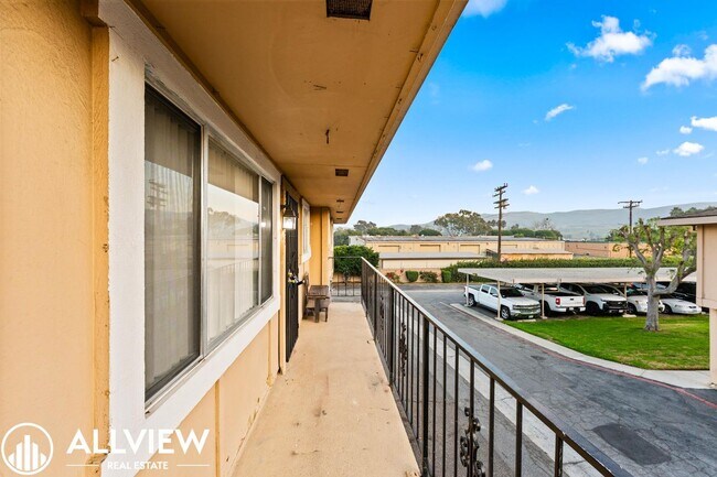 Foto del edificio - Charming 2-Bedroom Home Steps from Los Rios District