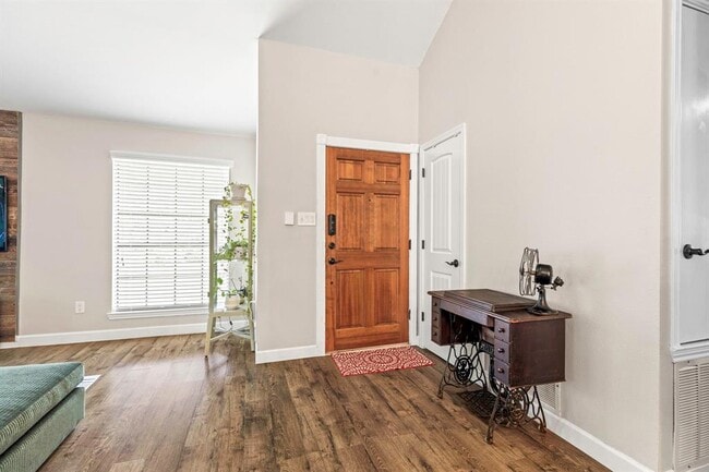 Building Photo - 2510 Beverly Cove