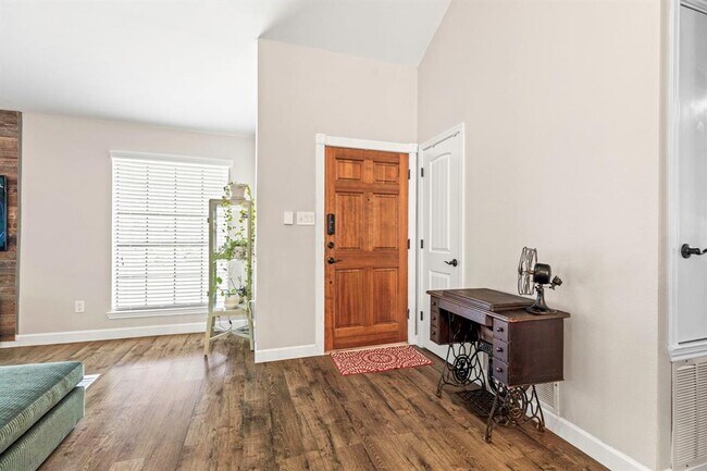 Foto del edificio - 2510 Beverly Cove