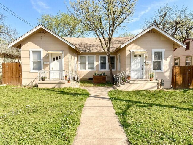 Foto del edificio - *COMING SOON* Charming Duplex with Fenced Yard – Minutes from St. Philip's College!