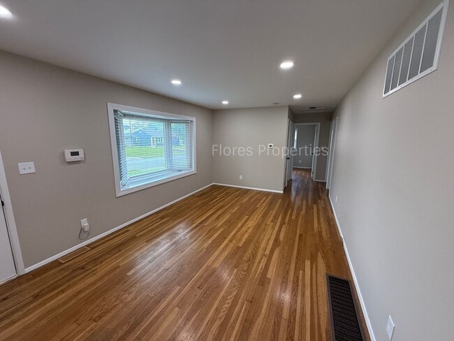 Building Photo - Clean, Recently Remodeled 4 BR Home in North Linden
