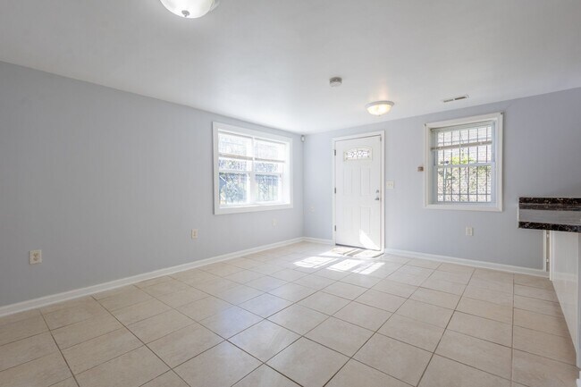 Foto del edificio - Charming 2 BR/1 BA Apartment in Washington Highlands!