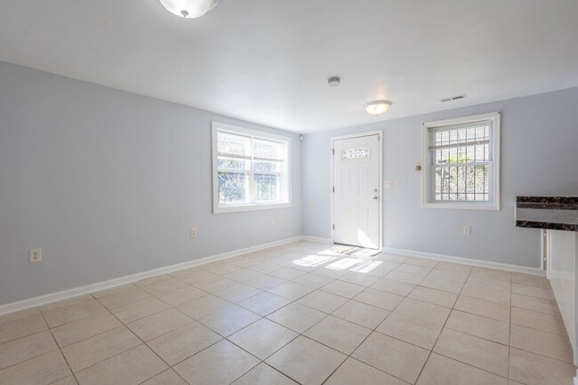 Building Photo - Charming 2 BR/1 BA Apartment in Washington Highlands!