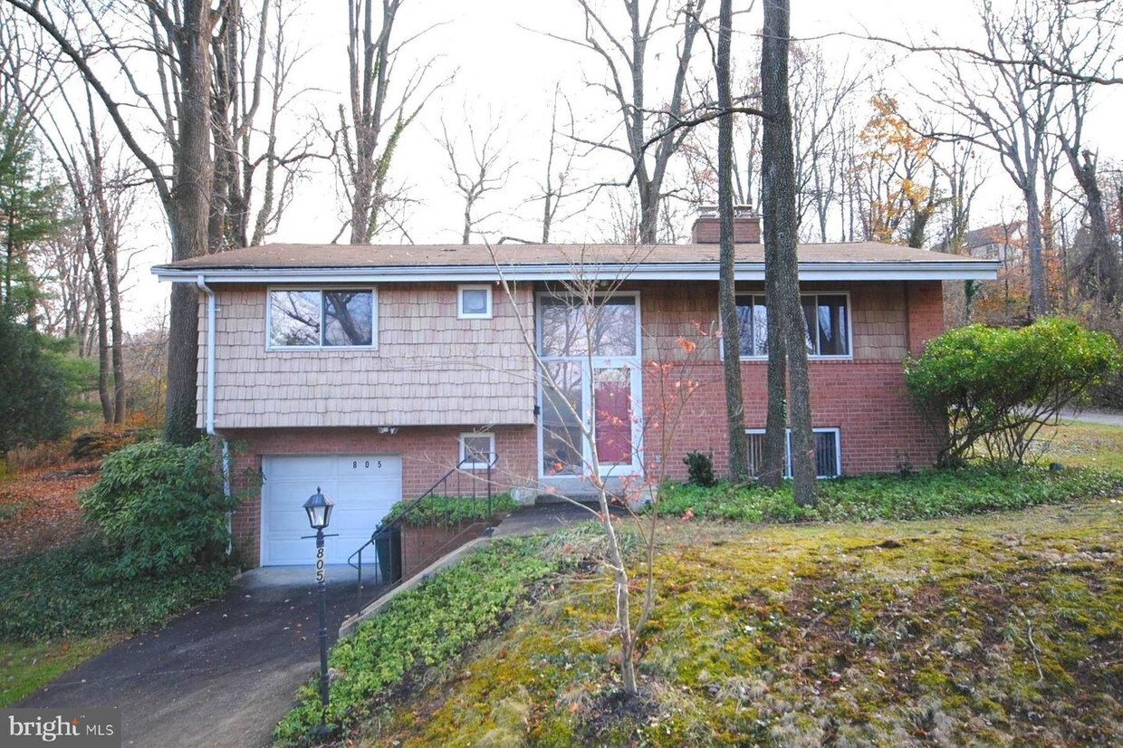 Primary Photo - 805 Beaverbank Cir