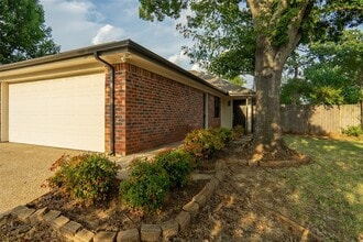 Building Photo - 6616 Parkview Ln