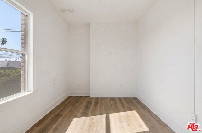 Foto del edificio - 1021 N Mariposa Ave