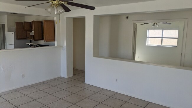 Foto del edificio - Large 4 Bedroom- A/C- All Ceramic Tile- Wo...