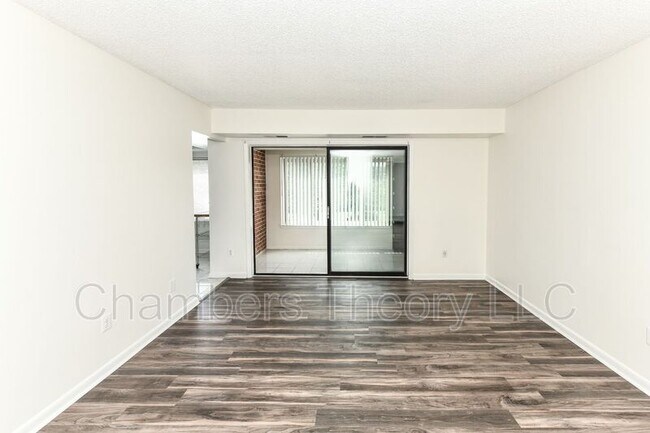 Foto del edificio - 10204 Bushman Dr