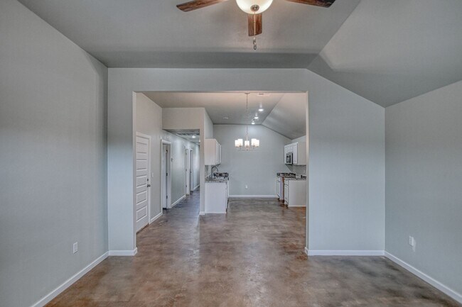 Foto del edificio - Brand New Construction in Varenna Landing! Storm shelter and lawn care included!