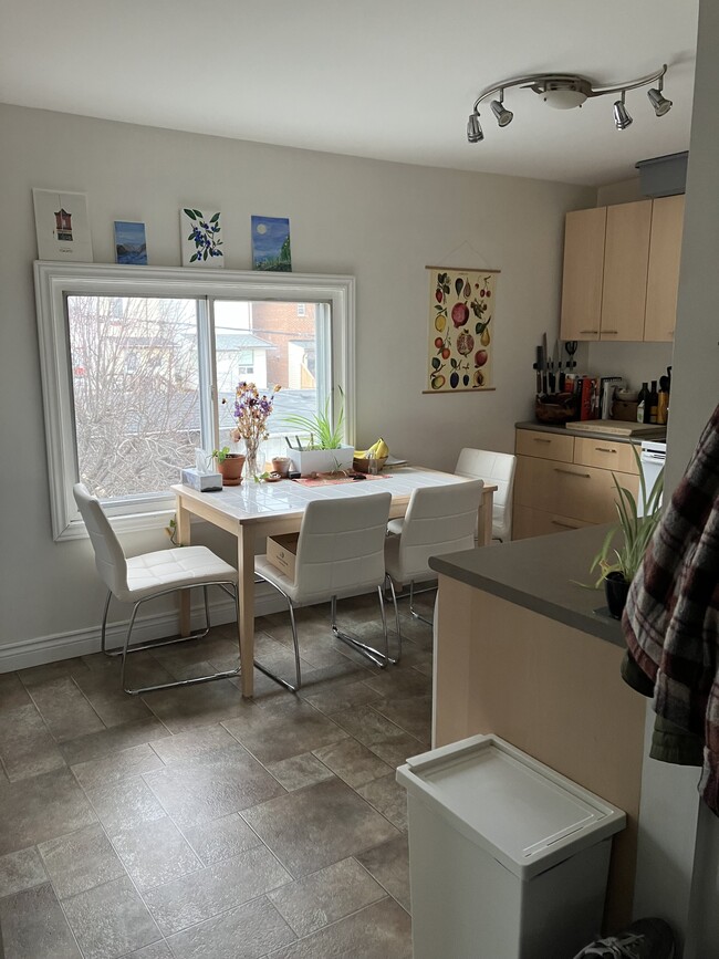 Building Photo - 167 Silverthorn Av