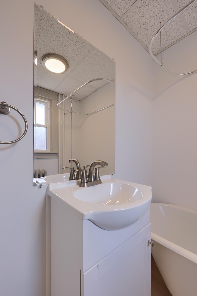 Building Photo - 40 W James St