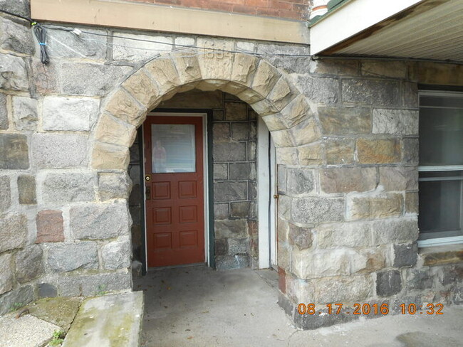 Building Photo - 728 S Burdick St