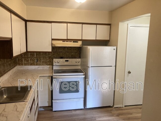 Building Photo - 6059 In the Pines Dr SE