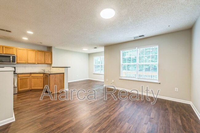 Foto del edificio - 8787 Robinson Forest Dr