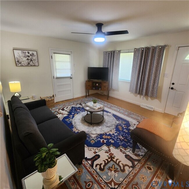 Foto del edificio - 9005 Pine Hill Rd