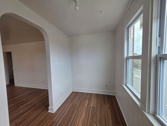 Foto del edificio - 4 bedroom 1 bathroom apartment for rent in Clairton PA