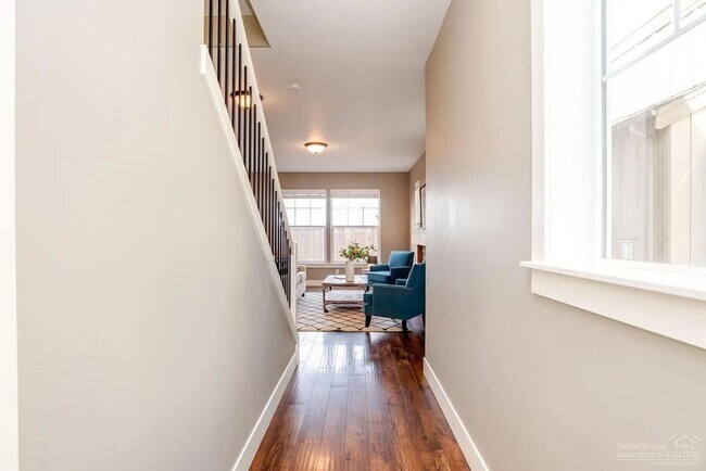 Building Photo - Close proximity to Old Mill District and d...