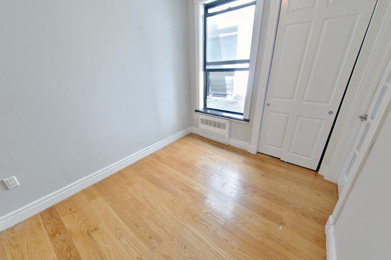 Foto del edificio - 424 E 9th St