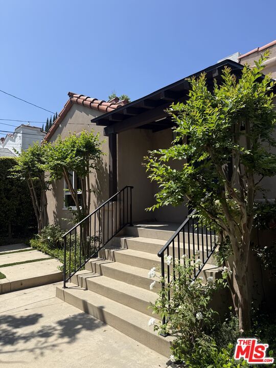 Building Photo - 9001 Phyllis Ave