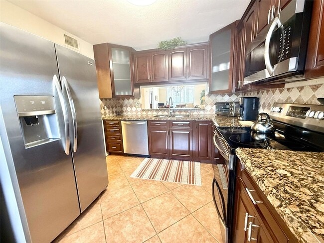 Foto del edificio - 4725 Lucerne Lakes Blvd E