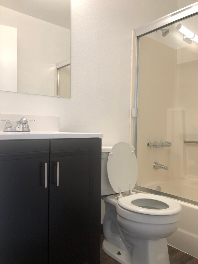 Bathroom - 548 Bancroft Ave