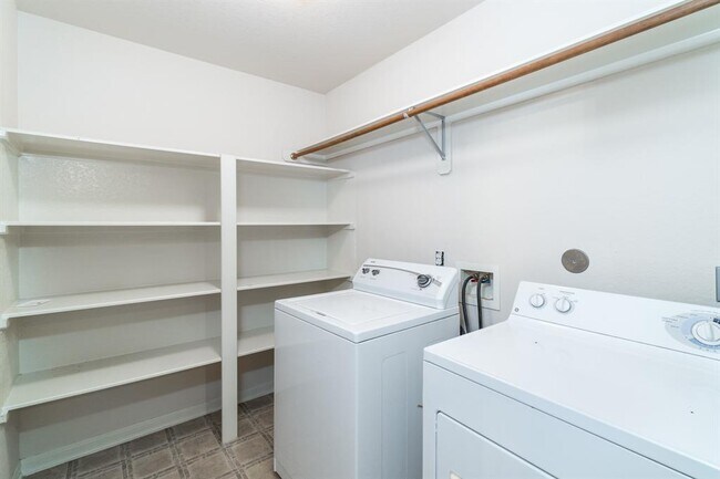 Building Photo - 10315 Glenfield Park Ln