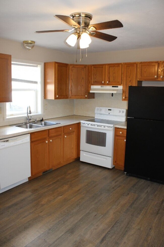 Foto del edificio - Move-In Ready 2BR Townhouse w/ Central AC & Off-Street Parking