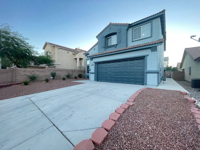 Building Photo - Gorgeous Furnished two story 5 bedroom 3 B...