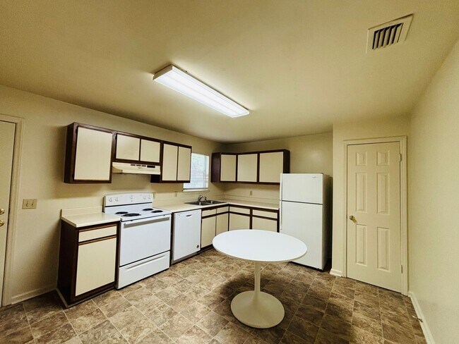 Foto del edificio - 4 Bedroom 2.5 Bath Townhouse