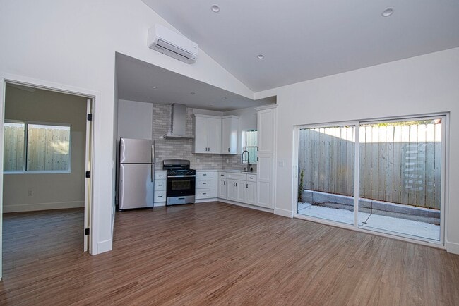 Building Photo - Live Oak 31-35