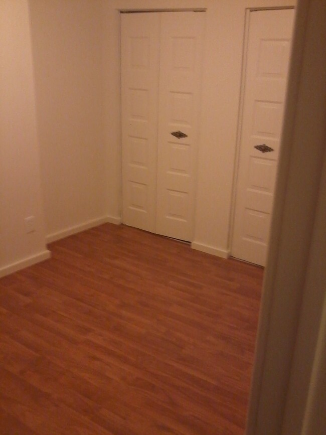 Bedroom with 2 closets - 275 Emming St