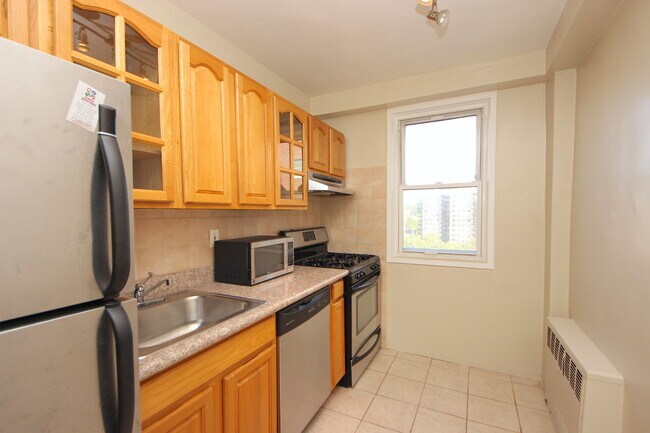 Building Photo - 444 Bedford St