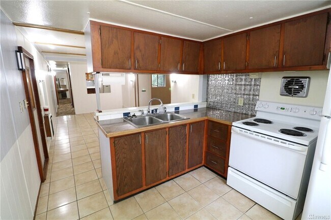 Building Photo - 2 Bedroom Home in Convenient Bremerton Loc...