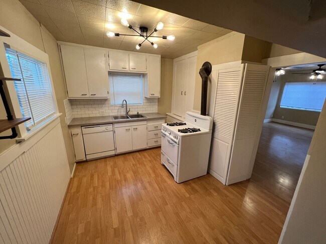 Building Photo - Recently Updated One Bedroom in the heart ...