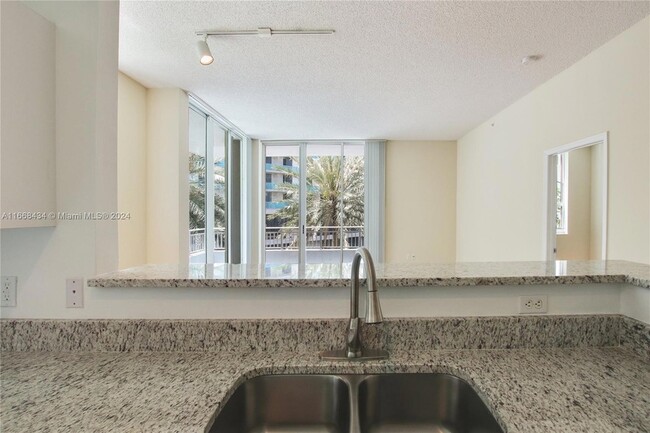 Building Photo - 1111 Brickell Bay Dr