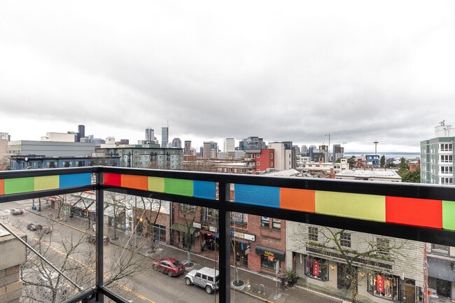 Foto del edificio - 215 10th Ave E