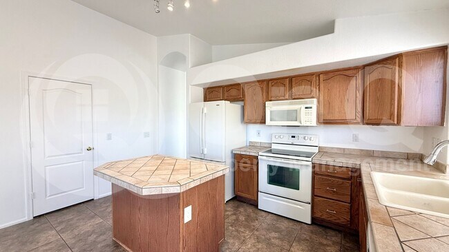 Foto del edificio - 641 E Lovegrass Dr