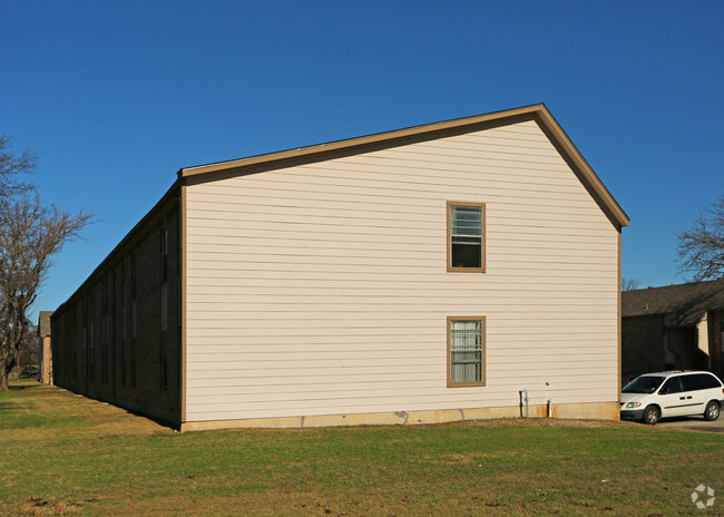 Building Photo - Cleburne Plaza