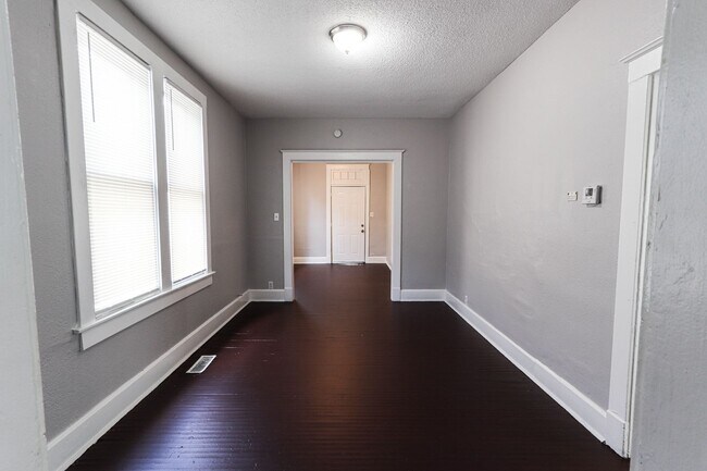 Foto del edificio - Just updated 2 bed 1 bath