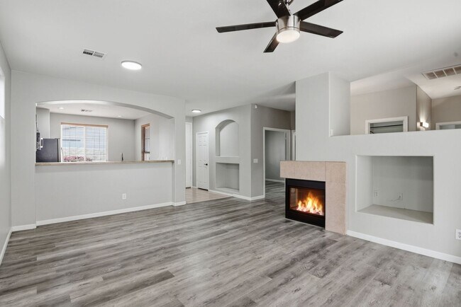 Foto del edificio - Gated 3BR/2BA Corner Home w/ Fireplace  — Move In Special!