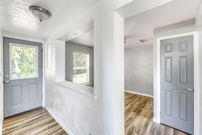 Building Photo - CUTE AND COZY THREE BEDROOM