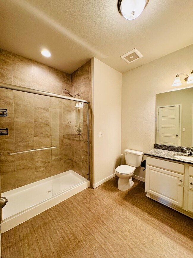 Foto del edificio - Beautiful bi-level with luxury finishes