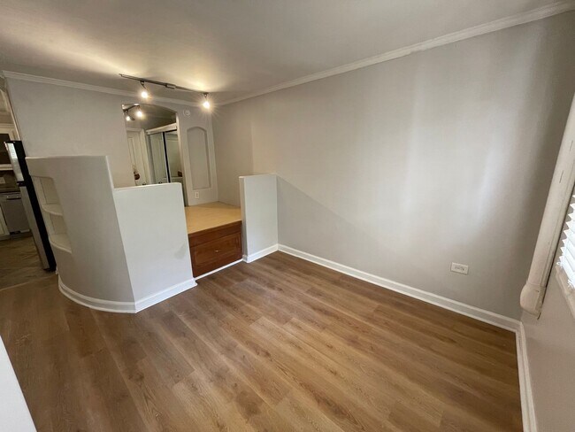 Foto del edificio - STUDIO APARTMENT LEASING NOW! 1/2 DEPOSIT SPECIAL