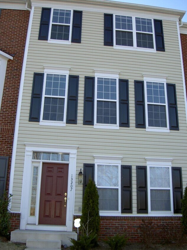 13207 Village Square Dr, Centreville, VA 20120 Townhome Rentals in