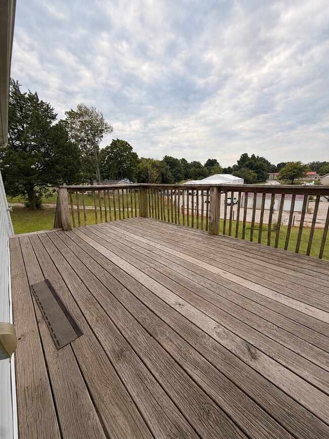 Building Photo - 211 Memory Ln