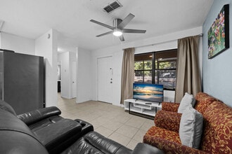 Building Photo - 735 SE 4th Ave