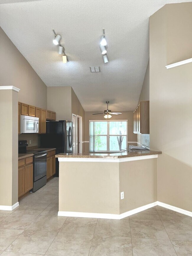 Building Photo - Lake Mary-Spacious 4/2 with Open and Scree...