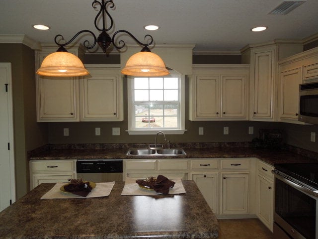 Building Photo - Charming 3-Bedroom Home with Modern Amenit...