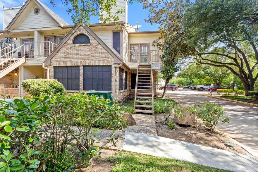 Foto principal - 2425 Holly Hall St