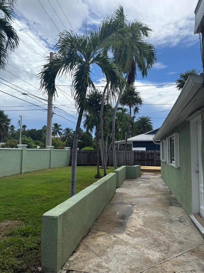 Building Photo - 1406 S Roosevelt Blvd